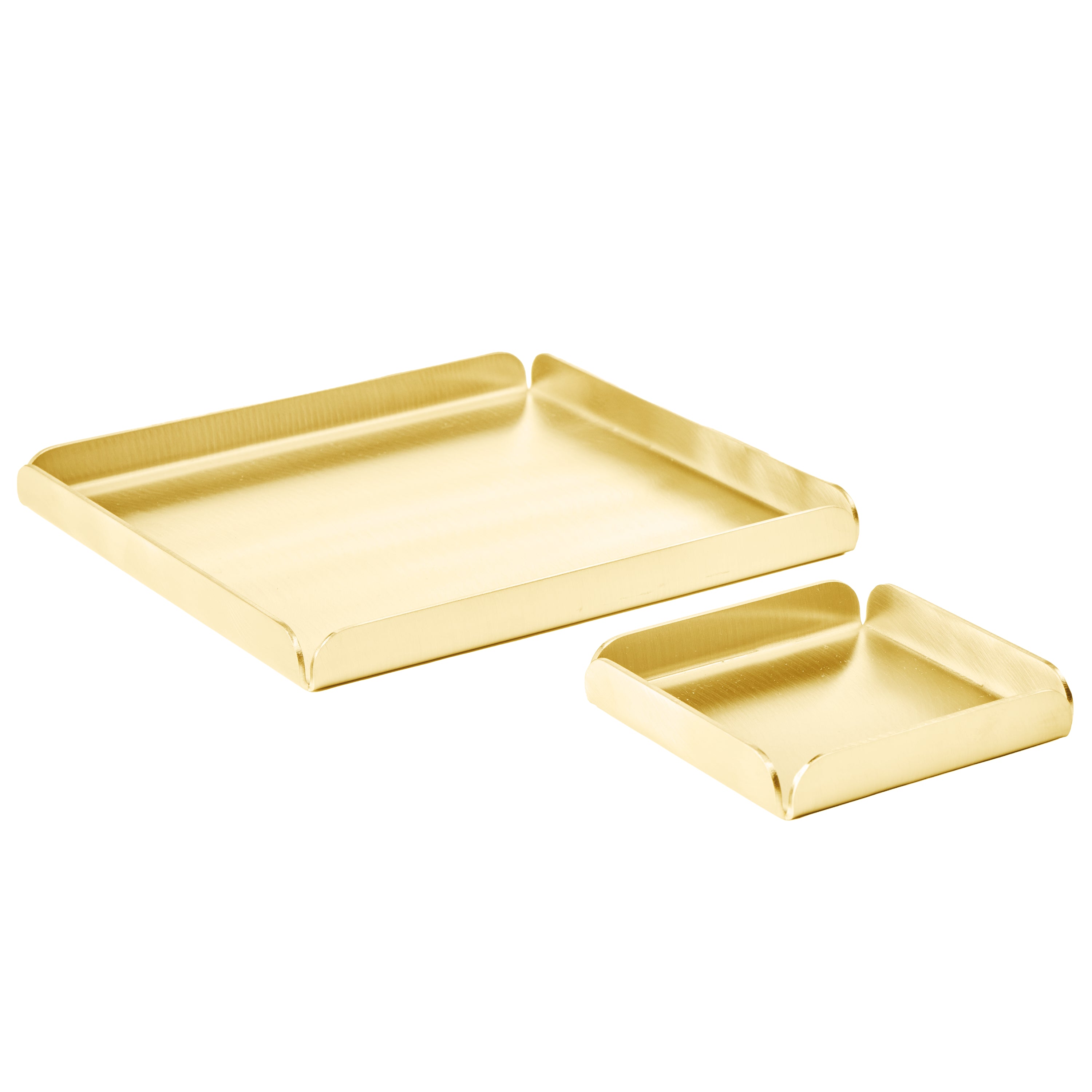 Håndlavede bakker i ubehandlet messing fra Djursland. Et sæt med en lille og en stor bakke i et enkelt, gyldent design.