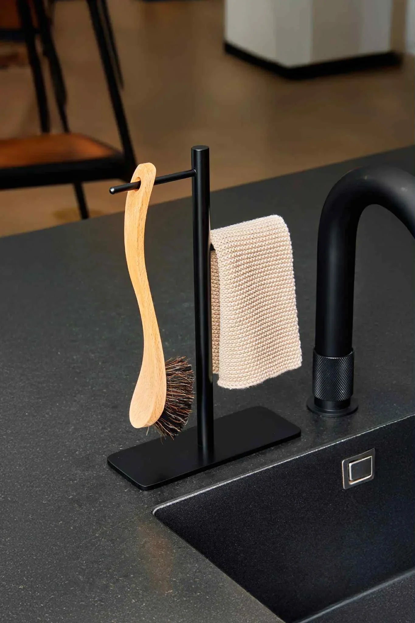 Håndlavet BørsteBuddy i mat sort pulverlakeret stål til opvaskebørste og klud ved køkkenvasken. Dansk design og kvalitet.