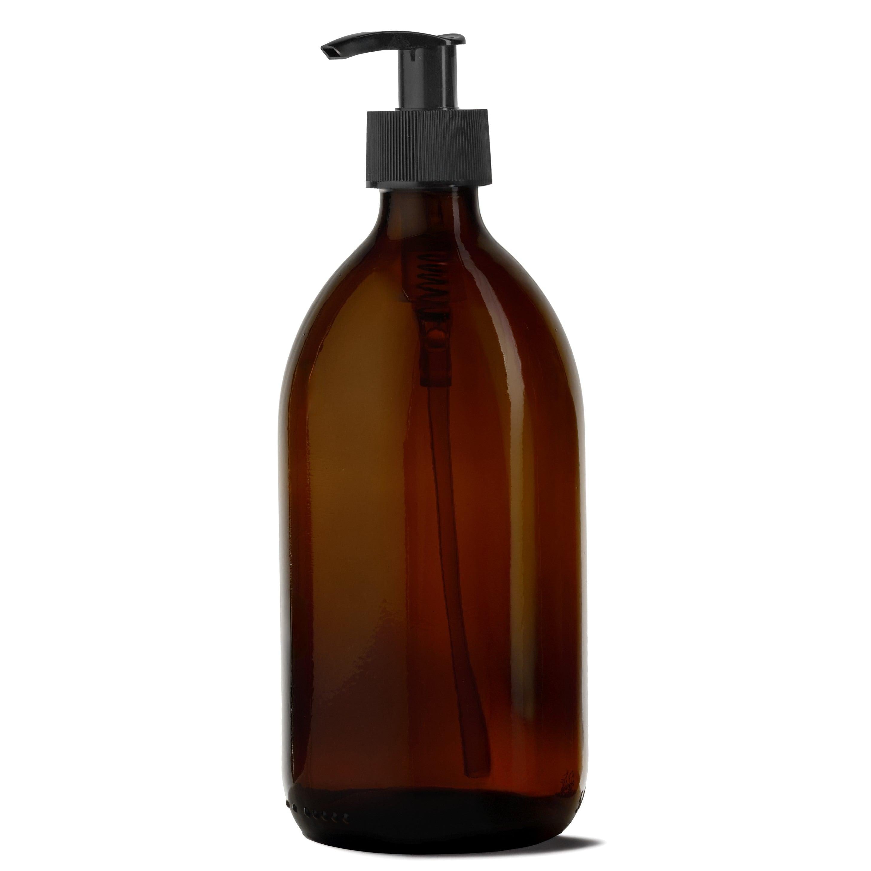 Genopfyldelig 500ml sæbedispenser i brunt glas med sort pumpe, håndlavet på Djursland med en enkel og holdbar finish.