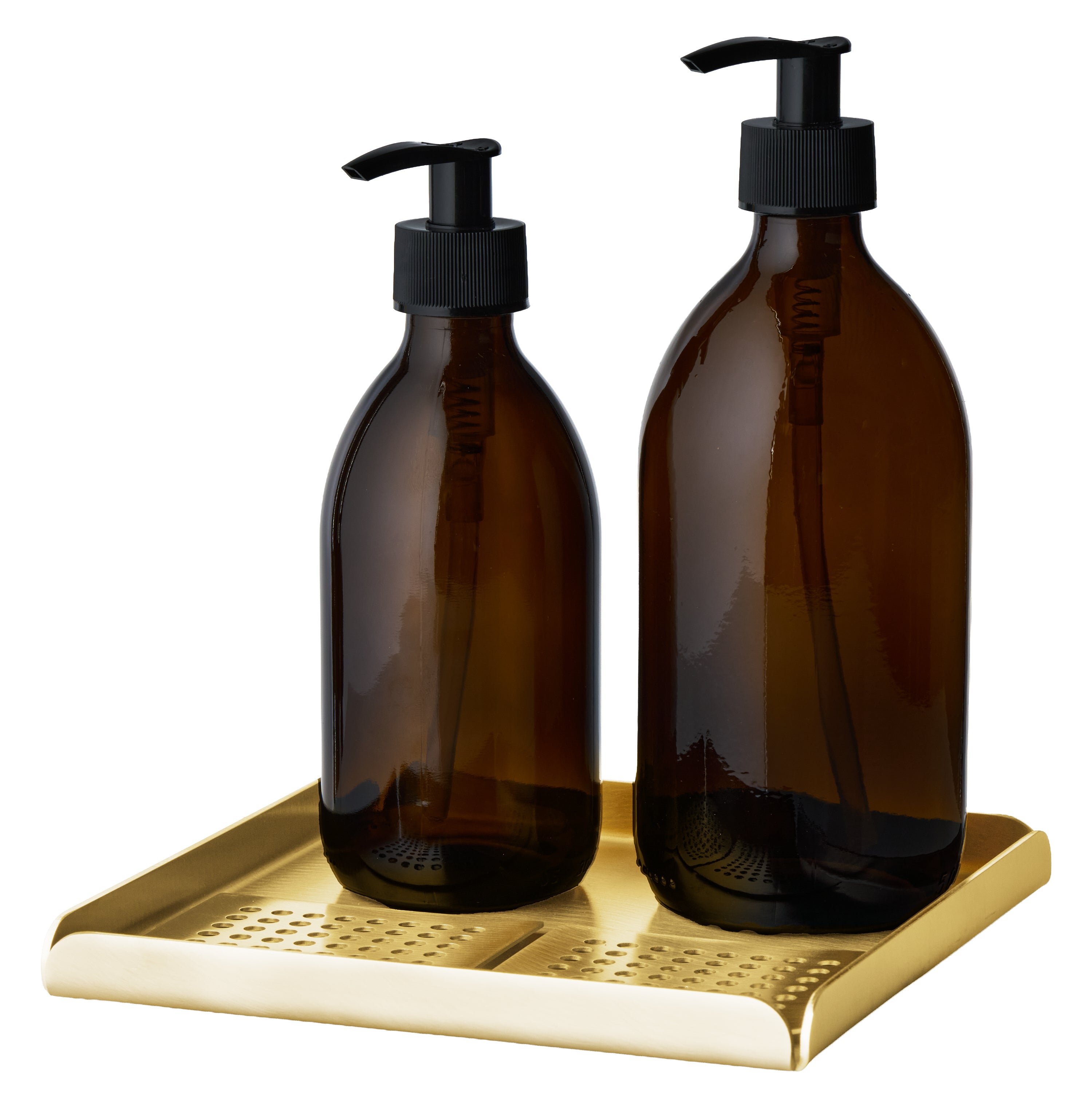 Stor håndlavet bakke i lakeret messing med to brune sæbedispensere. Elegant og solid base til køkkenet fra Djursland.