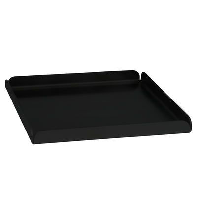 Stor, håndlavet bakke i mat sort pulverlakeret rustfrit stål. Enkelt og holdbart design til køkkenet, produceret på Djursland.
