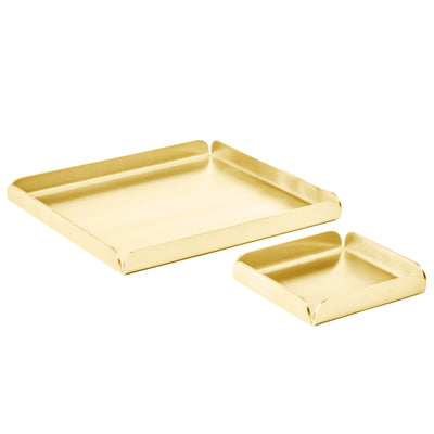 Håndlavede bakker i ubehandlet messing fra Djursland. Et sæt med en lille og en stor bakke i et enkelt, gyldent design.