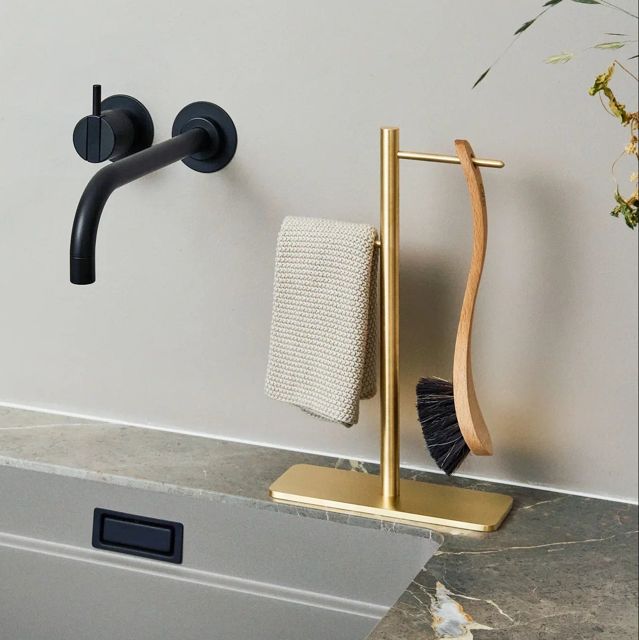 Håndlavet BørsteBuddy i lakeret messing til opvaskebørste og klud. Elegant, solid holder skabt på Djursland til køkkenvasken.
