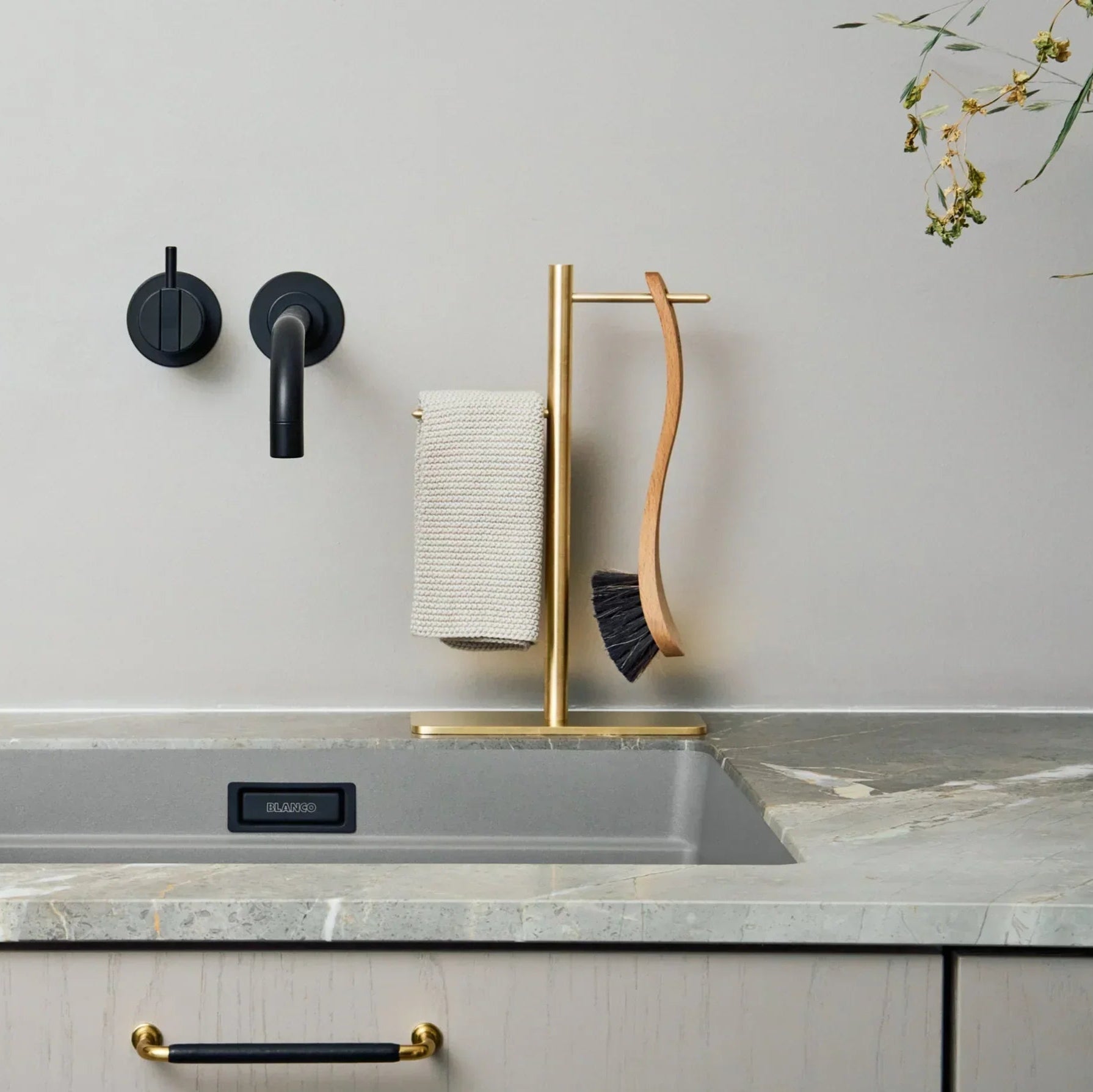 BørsteBuddy i ubehandlet messing håndlavet på Djursland. Elegant holder til opvaskebørste og klud i solidt, børstet metal.