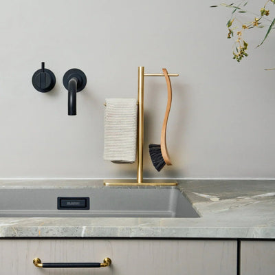 BørsteBuddy i ubehandlet messing håndlavet på Djursland. Elegant holder til opvaskebørste og klud i solidt, børstet metal.