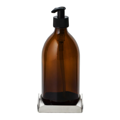 Genopfyldelig 500ml sæbedispenser i brunt glas med sort pumpe, håndlavet på Djursland og placeret i en solid metalholder.