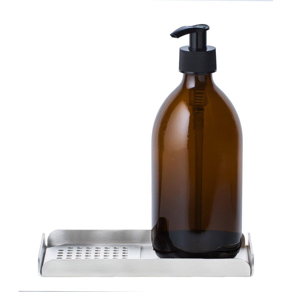 Genopfyldelig 500ml sæbedispenser i brunt glas med sort pumpe, håndlavet på Djursland og placeret på en solid stålbakke.
