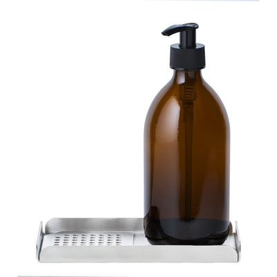 Genopfyldelig 500ml sæbedispenser i brunt glas med sort pumpe, håndlavet på Djursland og placeret på en solid stålbakke.